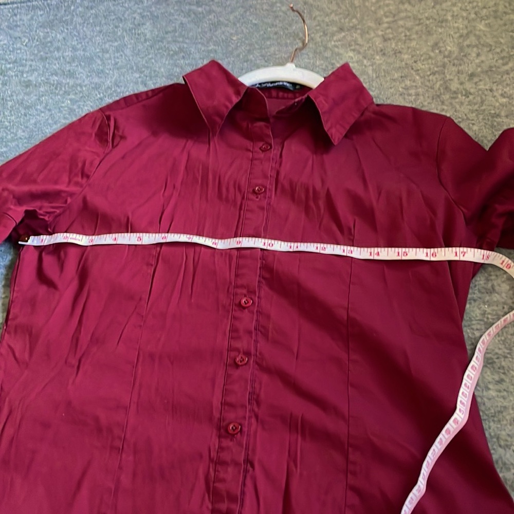 3/$12 🌻 Maroon short sleeved button down shirt, women medium. - Picture 5 of 6